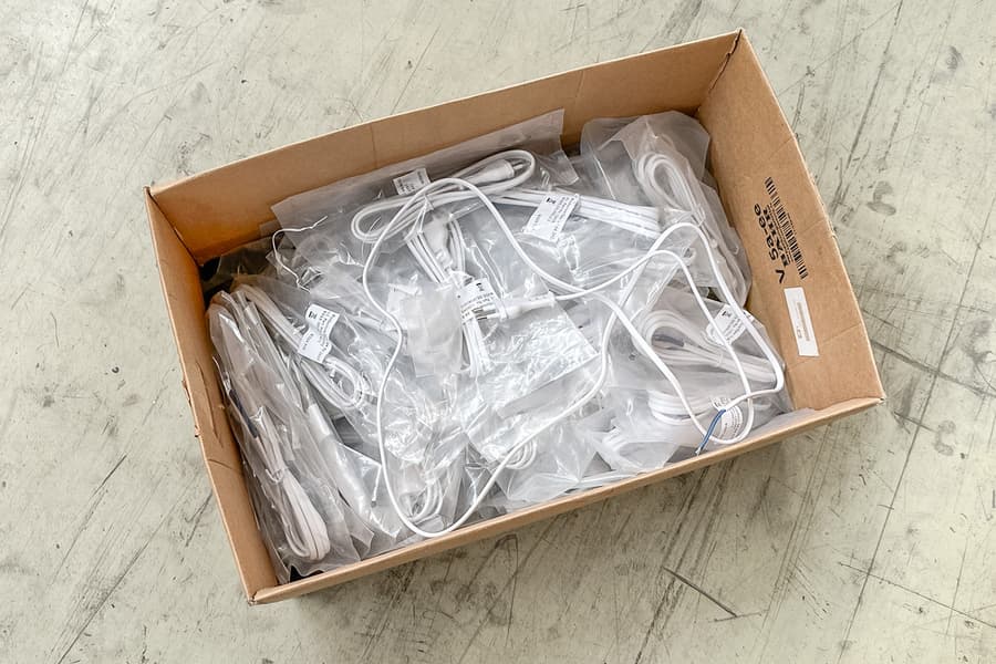 Karton mit Netzkabeln